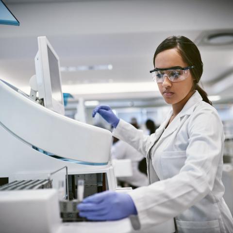 Female lab tech
