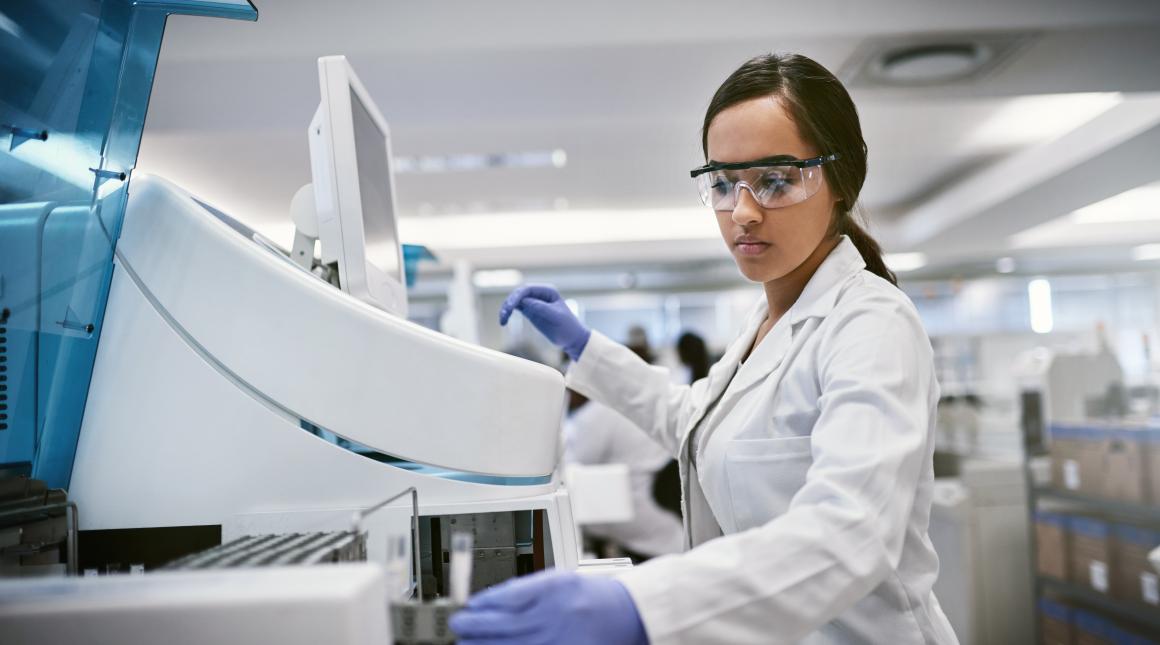 Female lab tech